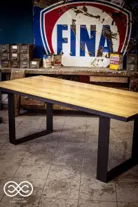 TABLE AVEC CADRE METAL