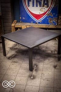 Lire la suite à propos de l’article TABLE TOUT ACIER CARRÉE